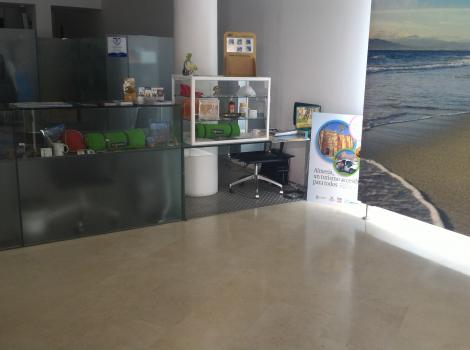 Oficina Municipal de turismo de Almería. Espacio rebajado en altura