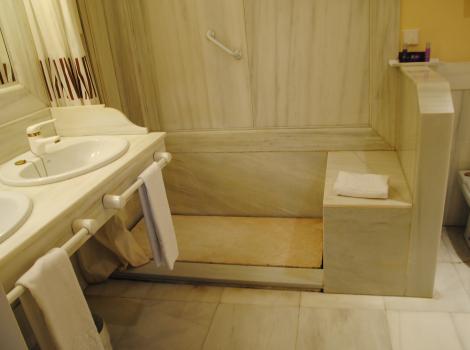 Hotel Alcázar de la Reina. Habitación adaptada. Ducha