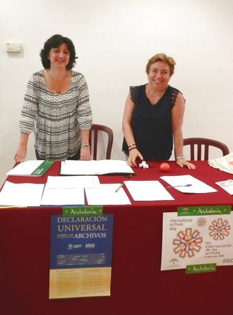 Ana Díaz y Manuela Fernandez Escorial, del Archivo Histórico Provincial de Málaga en la zona de recepción de la actividad formativa