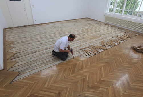 LARA ALMARCEGUI. Retirar el suelo de parquet (Secesin, Viena, 2010), Medidas: variables. Tcnica: Proyeccin digital de imgenes