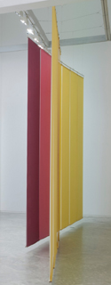GERARDO DELGADO. Muro quebrado blanco-amarillo,1975-2012. Telas de forro y metal 11 piezas. Medidas variables segn instalacin
