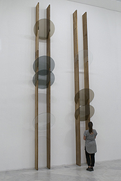 Fuentesal Arenillas. 'S.T. (Familia) I', 2023. Iroko wood, table glass. Dimensions variable