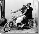 Nosotros dos en moto, julio 1970 © Malick Sidibé/Gwinzegal/di CHroma