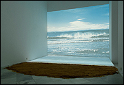 AGNÈS VARDA. Bord de Mer [Orilla del mar], 2009. Fotografa proyectada, video 1, arena, 3,6 x 4,8 m
