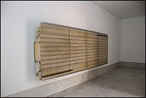 REINHARD MUCHA. Bantin, 2003. Instalacin escultrica: madera, cristal, aluminio, esmalte pintado en el reverso del cristal y tela de algodn