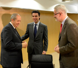 El consejero de Economía, Antonio Ávila, saluda al ministro de Industria, José M