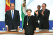 Christine Ruiz-Picasso posa después de recibir la condecoración como Hijo Predilecto de Andalucía. Al fondo Manuel Chaves y Javier Torres Vela.
