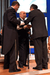 Antonio Medina Lama, recibe la condecoración como Medalla de Andalucía de manos del presidente del Parlamento andaluz, Javier Torres Vela.