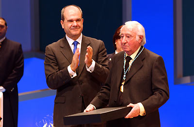 El poeta Leopoldo de Luis, recibe los aplausos de los asistentes al acto, tras recoger la distinción como Hijo Predilecto de Andalucía, en presencia de los presidente del Gobierno, Manuel Chaves y del Parlamento, Javier Torres Vela.