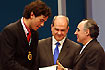 El presidente del Parlamento, Javier Torres Vela, procede a la entrega 
de la Medalla de Andalucía al deportista Juan José Salvador Jiménez, 
en presencia del presidente de la Junta, Manuel Chaves.