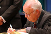 El Hijo Predilecto de Andalucía, Francisco Márquez Villanueva, firma 
en el Libro de Honor de la Junta, en presencia del presidente del Gobierno andaluz, 
Manuel Chaves.