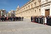 En la imagen, el presidente de la Junta, los consejeros que forman el Gobierno andaluz y miembros de la Diputación Permanente, aplauden tras oír el himno de Andalucía.