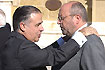 El ex presidente del Parlamento de Andalucía con uno de los miembros de la Diputación Permanente, José Caballos.