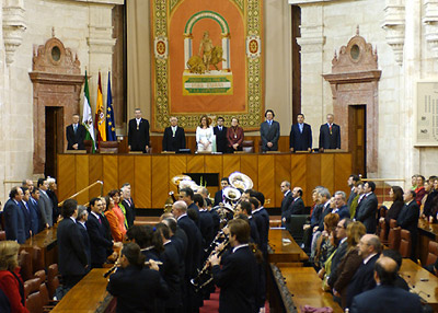 Los diputados del Parlamento andaluz aplauden, tras escuchar la interpretación del Himno de Andalucía en el Salón de Plenos de la Cámara autonómica.