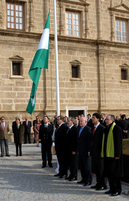 Los actos institucionales conmemorativos del Día de Andalucía de 2006 comenzaron con la tradicional izada de la bandera en la fachada principal del Parlamento autonómico, a la que asistieron los parlamentarios, el Gobierno andaluz y otras personalidades como ex presidentes de la Cámara o de la Junta.