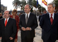 El presidente de la Junta, Manuel Chaves, se dirige al interior del Parlamento tras el acto de izado de bandera, acompañado por los consejeros de la Presidencia e Innovación, Gaspar Zarrías y Francisco Vallejo, respectivamente.