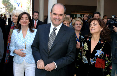Manuel Chaves, en el patio principal del Parlamento, se dirige al salón de plenos momentos antes del comienzo de la sesión extraordinaria.