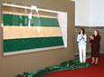 El presidente de la Junta, Manuel Chaves, y la presidenta de la Cámara, María del Mar Moreno, presidieron el acto de colocación de la Bandera de Andalucía original de Blas Infante en el Pórtico del Patio del Recibimiento del Parlamento. En el acto también estuvieron presentes la hija de Blas Infante, padre de la Patria Andaluza, María de los Ángeles Infante, y la ministra de Cultura, Carmen Calvo, junto a otros parlamentarios.