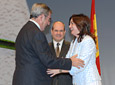 La presidenta del Parlamento, María del Mar Moreno, entrega la Medalla de Andalucía al catedrático Juan Antonio Lacomba.