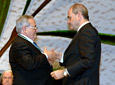El periodista y escritor, Antonio Ramos Espejo, recibe la Medalla de Andalucía de manos del presidente de la Junta, Manuel Chaves.