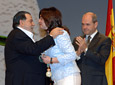 El cantautor José Suero Romero, conocido como "Pepe Suero", recibe la Medalla de Andalucía de manos de la presidenta del Parlamento, María del Mar Moreno.
