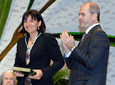 La primera teniente de alcalde del Ayuntamiento de París, Anne Hidalgo, recibe el aplauso del presidente de la Junta y del público asistente al acto en el Teatro de la Maestranza, tras recoger la Medalla de Andalucía.