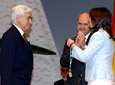 El diplomático José Cuenca Anaya, natural de la localidad jiennense de Iznatoraf, recibe la medalla de Andalucía de manos de la presidenta del Parlamento andaluz, María del Mar Moreno.