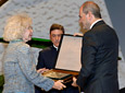 Cayetana Fitz-James Stuart, duquesa de Alba, recibe de manos del presidente andaluz, Manuel Chaves, su distinción como Hija Predilecta de Andalucía.