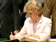 Chaves, junto a la senadora del PP y ex alcaldesa de Sevilla, Soledad Becerril Bustamante, que firmó en el libro de honor tras recibir la Medalla de Andalucía.