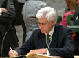 El diplomático y escritor José Cuenca Anaya firma en el libro de honor de la Junta de Andalucía. Junto a él el presidente andaluz, Manuel Chaves.