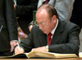 El cantaor Antonio Fernández Díaz, "Fosforito", firmó en el libro de honor de la Junta de Andalucía, ante la presencia de Chaves.