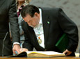 El cantautor José Suero firma en el libro de honor de la Junta. A su lado, el presidente andaluz, Manuel Chaves.