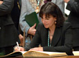 Anne Hidalgo, primera teniente de alcalde del Ayuntamiento de París y de origen gaditano, firma en el libro de honor de la Junta de Andalucía. Junto a ella el presidente andaluz, Manuel Chaves.