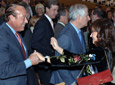 La ministra de Cultura, Carmen Calvo, saluda efusivamente al torero Curro Romero. Al fondo dos de los hijos de la Duquesa de Alba, nombrada Hija Predilecta de Andalucía.