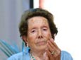 La almeriense María García Torrecilla recibe el aplauso del presidente de la Junta, Manuel Chaves, después de que éste le impusiera la Medalla de Andalucía.