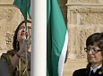 La presidenta del Parlamento de Andalucía, María del Mar Moreno, procede al izado de la bandera, durante la celebración institucional del 28-F en el Parlamento.
