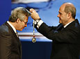El presidente de la Junta, Manuel Chaves, impone la Medalla de Andalucía al juez Baltasar Garzón, durante el acto celebrado en el Teatro de la Maestranza.