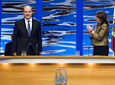La presidenta del Parlamento andaluz, María del Mar Moreno, aplaude al presidente de la Junta, Manuel Chaves, al final de su intervención oficial en el acto de entrega de las Medallas de Andalucía.