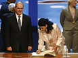 La bailaora Manuela Carrasco firma en el Libro de Honor de la Junta de Andalucía, en presencia del presidente, Manuel Chaves.