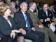 Entre el público asistente al acto se encontraban personalidades como el delegado del Gobierno en Andalucía, Juan José López Garzón, y otras autoridades militares.