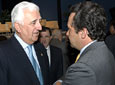 El presidente de la Confederación de Empresarios de Andalucía, Santiago Herrero, conversa con el presidente de McPuarsa.