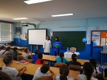 Más de 200 escolares de Sevilla participan en un taller infantil sobre biomedicina y terapias avanzadas