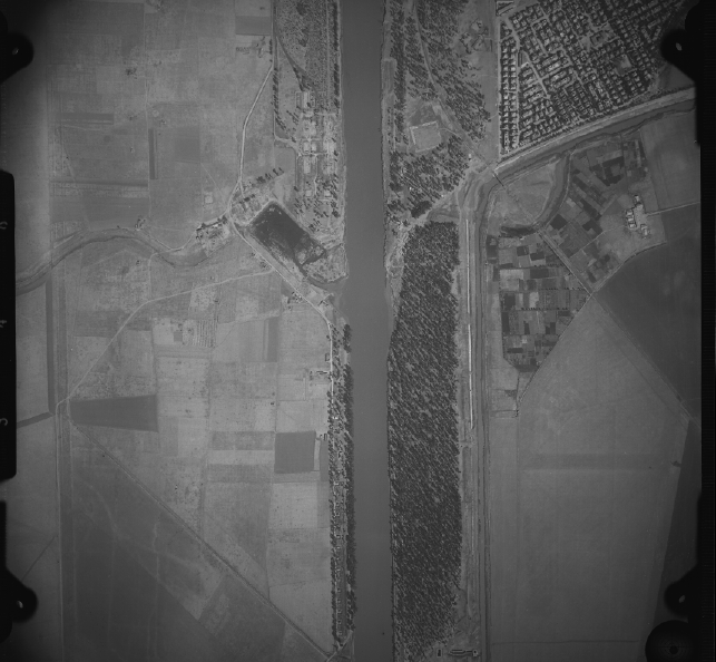 Vuelo sobre al canal  navegable del Guadalquivir. Fototeca del IECA 1943-44, fondo CETFA