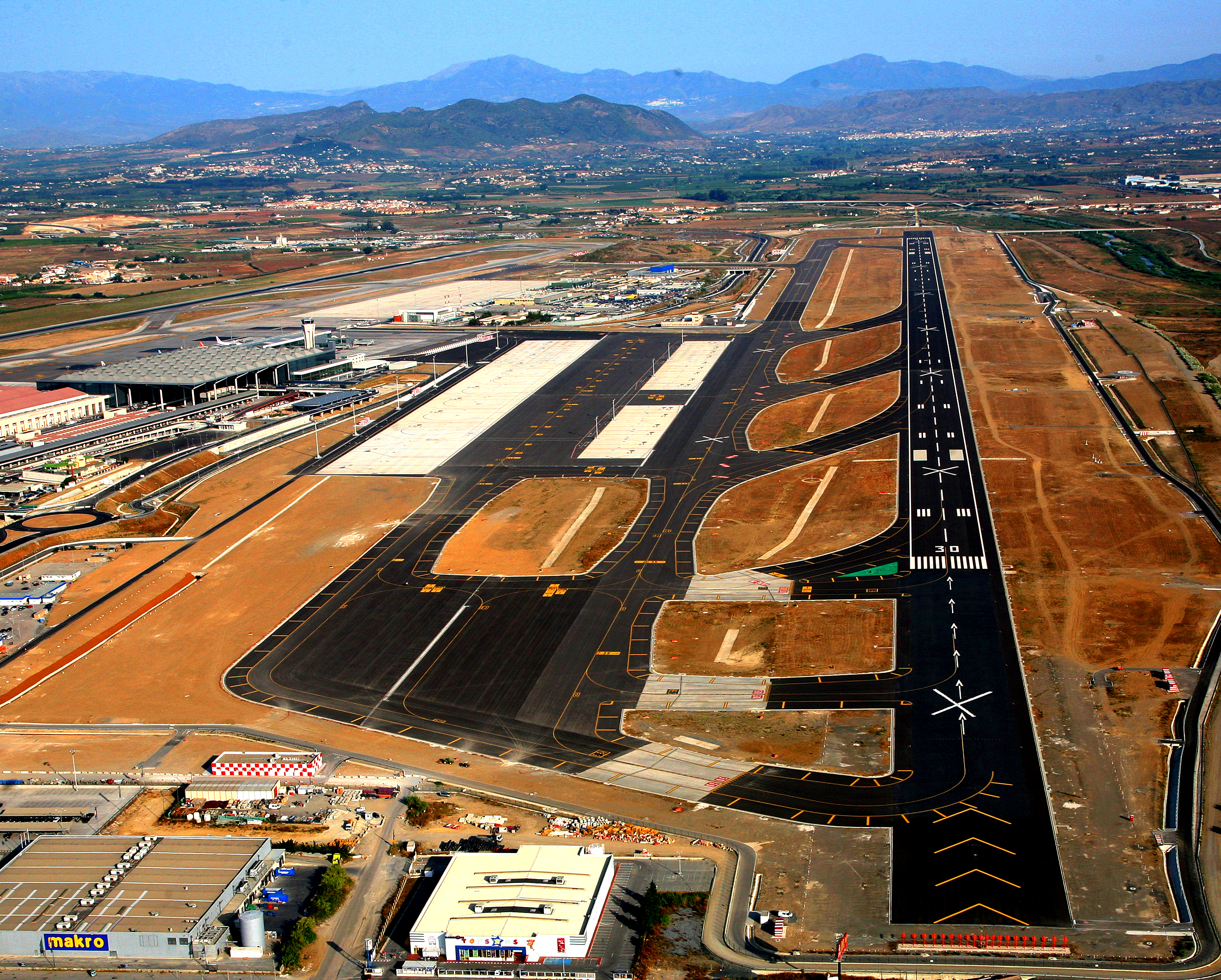 Ampliación Campo Vuelos Pista Aeropuerto-Málaga. Fuente: Sando