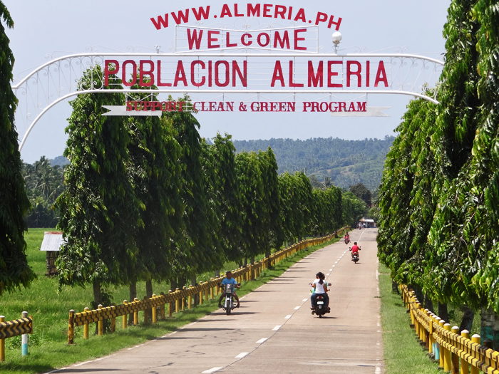 Rótulo de bienvenida al municipio de Almería en Filipinas