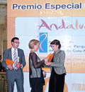 La consejera de Medio Ambiente, Fuensanta Coves, recibe el premio de la ministra de Fomento, Magdalena Álvarez.
