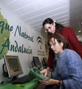 Remedios Martel, delegada de Medio Ambiente en Málaga, en el autobús promocional de la Marca.