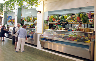 Uno de los puestos del mercado de Almuñécar (Almería).
