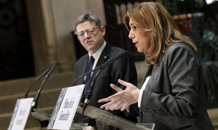 Susana Díaz y el presidente de la Generalitat valenciana atienden a los medios de comunicación tras la reunión. (Foto EFE)