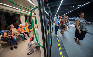 El metro de Granada transportó a 23.500 usuarios en su primer día en funcionamiento.